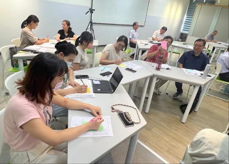 研習一開始，楊老師透過破冰活動「相見歡：光華人的他畫像」，帶領老師們親身體驗如何透過活動進行班級經營