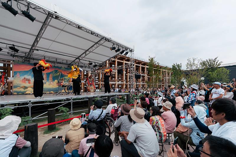 新勝景掌中劇團「酬神戲」搭配一聲聲的進啊、旺啊等口白，透過簡短的台語詞彙讓現場觀眾跟著應援，也點燃「島嶼之聲：廟埕前的謝神戲」的氛圍。