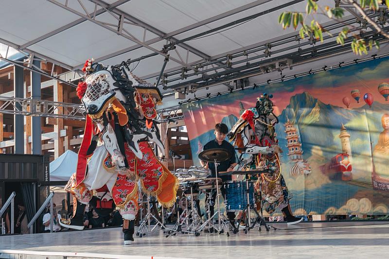 「不二擊聲音製造所」的單人擊樂結合電音,與「拚場藝術撞擊」電氣神將千里眼、順風耳的默契搭配,在世博園區打造最具臺味的繞境現場。