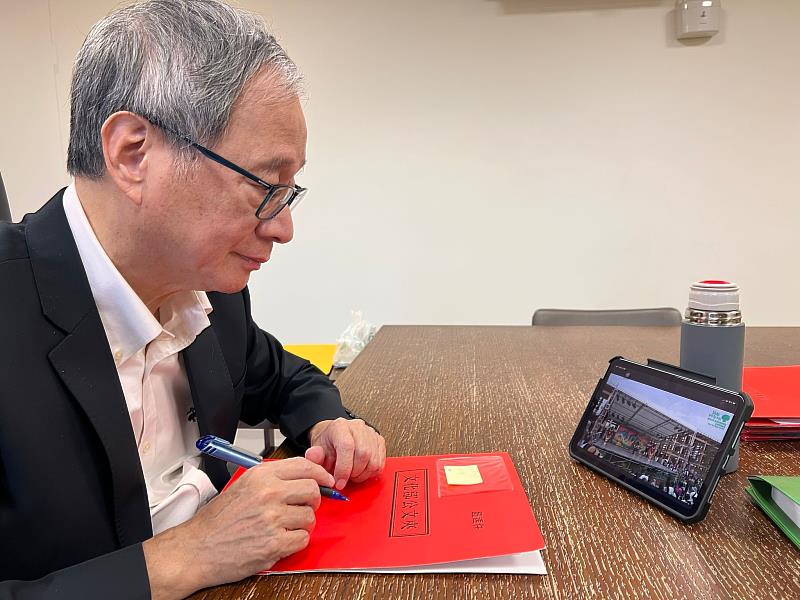 「島嶼之聲：廟埕前的謝神戲」在大阪世博夢洲會場演出邁入第二天，今明兩天也透過文化部臉書直播活動現場，文化部長李遠在處理公文之餘抽空收看，跨海應援臺灣表演團隊。