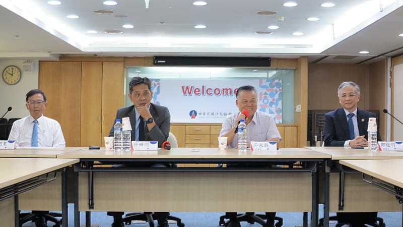 左起：何明果理事長、徐輝明校長、吳永乾理事長、鄭道明理事長