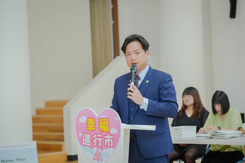 代理市長邱臣遠宣布大幅降低主任、組長、副組長及協助行政教師的授課節數。