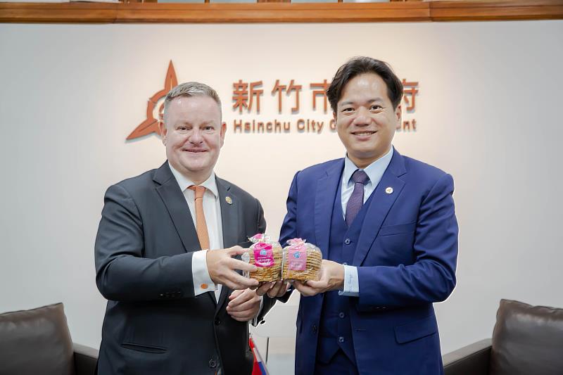 雙方相互贈送紀念品。