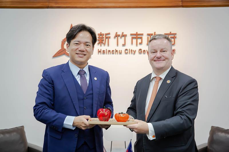雙方相互贈送紀念品。
