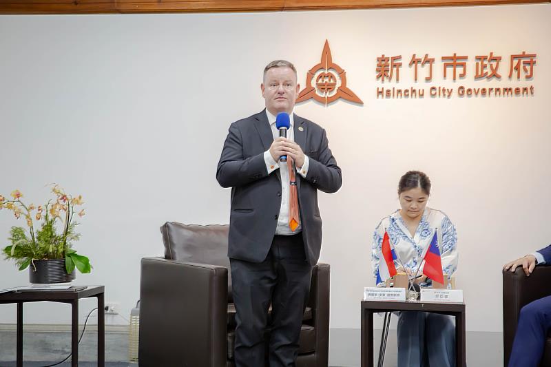 荷蘭弗萊福蘭省顧問維馬斯特拜訪。
