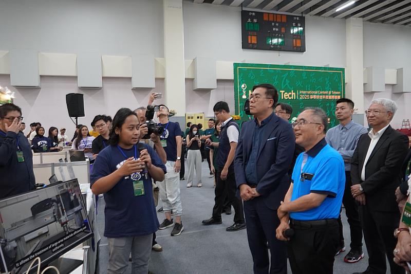 郭俞麟教授團隊向環境部長彭啟明(右3)及臺大校長陳文章(右2)說明展示比賽作品