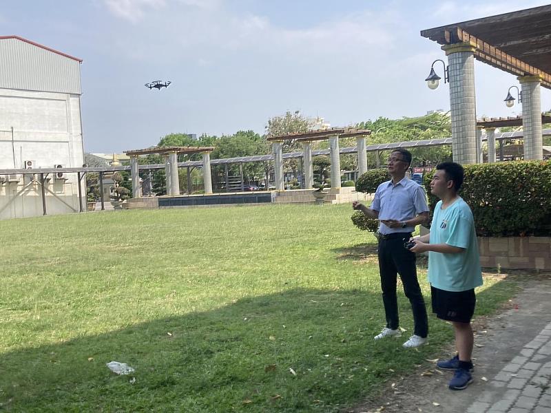 中信科大飛修系主任林松義老師（左）指導育德工家無人機社團學生操作無人機。（圖/ 中信科大提供）