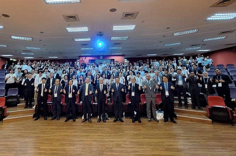「2025亞太地區都市與區域規劃國際研討會」與會者大合影，展現跨國學術交流成果。