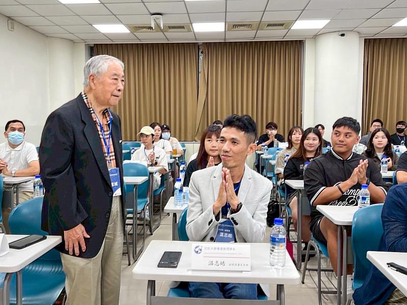 高齡90歲的氣象主播李富城（左）出席世新大學新聞傳播學院迎新活動。（世新大學提供）