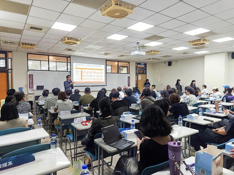 世新大學新聞傳播學院碩士暨碩專班迎新活動由院長賴建都主持。(世新大學提供)