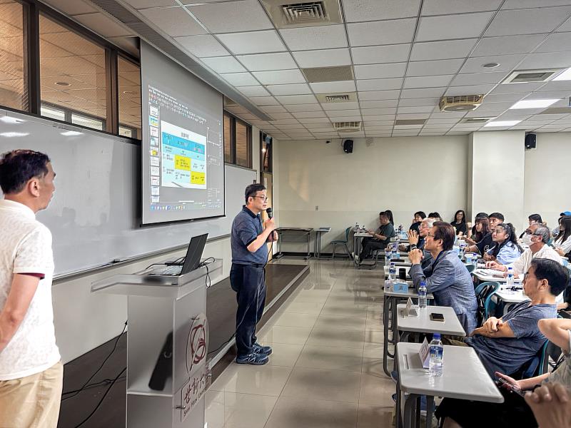 世新大學副教務長陳彥龍與教務處同仁詳細解說選課系統操作步驟。（世新大學提供）