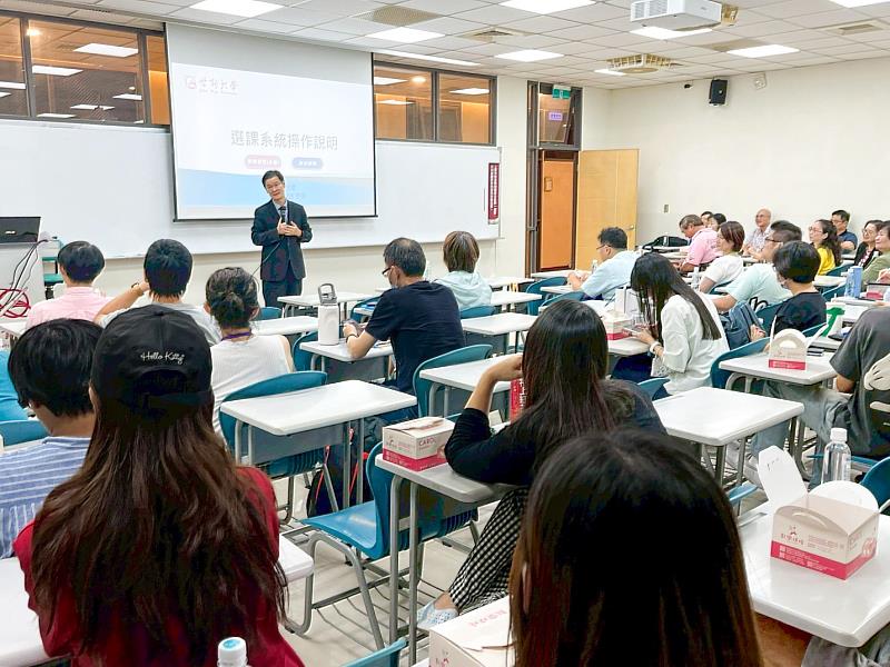 世新大學管理學院碩士暨碩專班迎新活動由院長江岷欽主持。(世新大學提供)