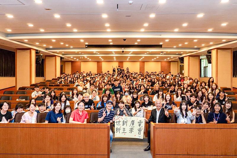 世新大學廣電系北區新生茶會在校內舉行，校長陳清河現身與學弟妹交流。（世新大學提供）