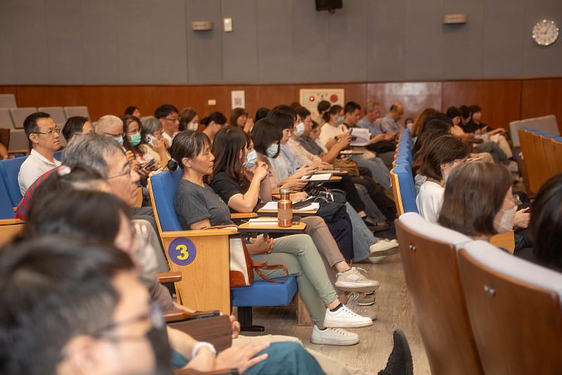 市府期盼同仁將所學所見應用於實務，帶領團隊共同成長