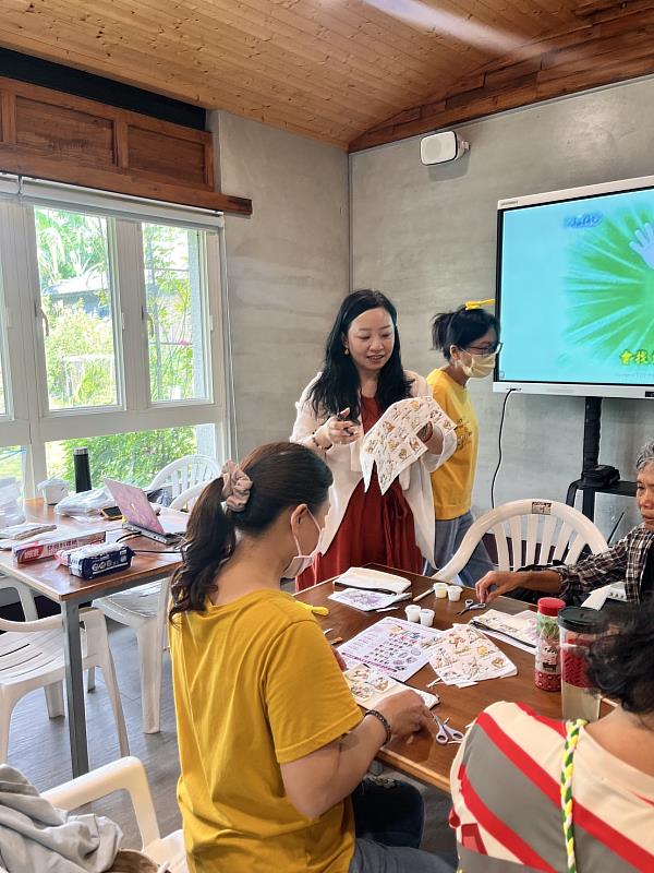 何若齊老師示範手作過程