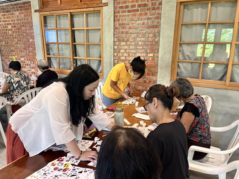 何若齊老師(左)親自指導學員