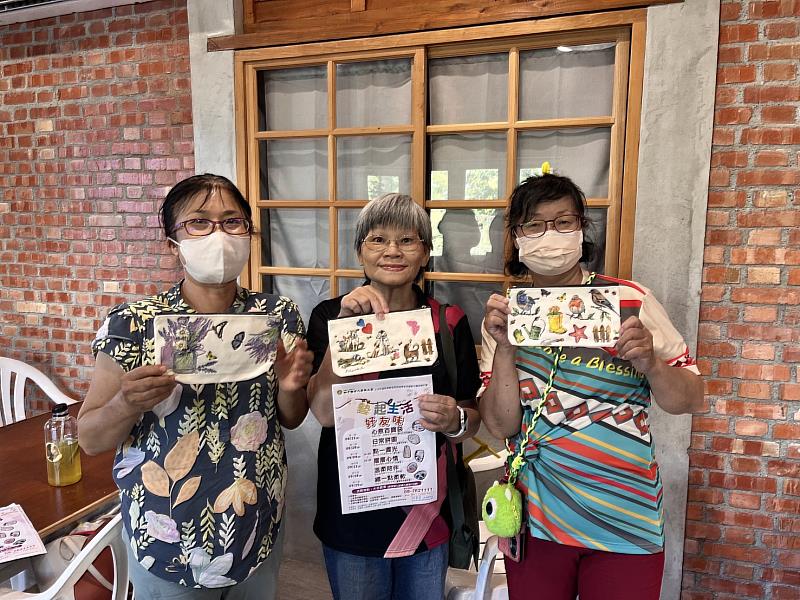公廣系畢製攜手養護之家推動藝術輔療，學員展示成品