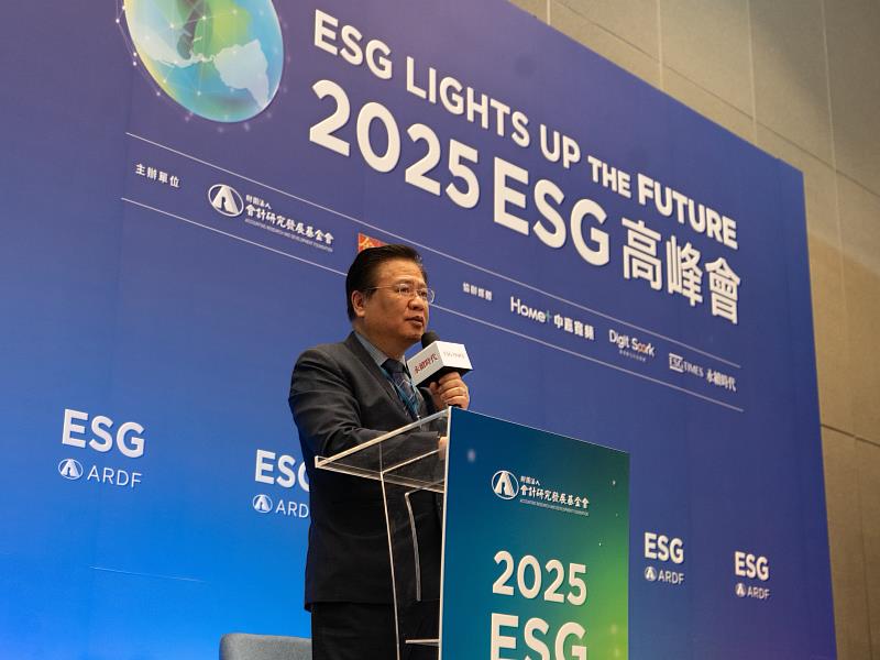 中華民國全國商業總會理事長許舒博於2025 ESG高峰會B論壇致詞指出,企業不怕ESG帶來成本,重點在於如何回收,並以彩繪光電外牆模式為例,肯定在一起永續推動碳權與永續經濟的務實價值。