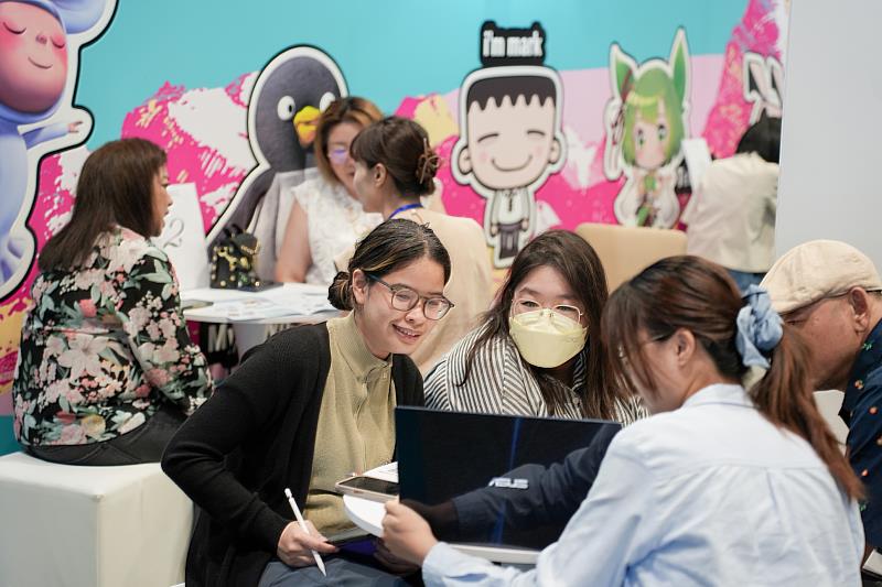 國際業者與臺灣參展業者熱烈洽談，合計進行逾百場會議。（文策院提供）