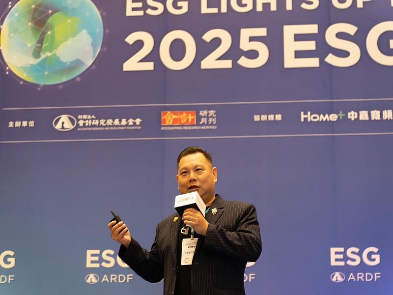 圖片說明:在一起永續科技董事長薛煒立 於2025 ESG高峰會B論壇TED演講,提出「外牆即資產」新商模,強調彩繪光電BIPV結合廣告、綠電與綠電憑證or碳權三重收益,帶動建築產業永續轉型。