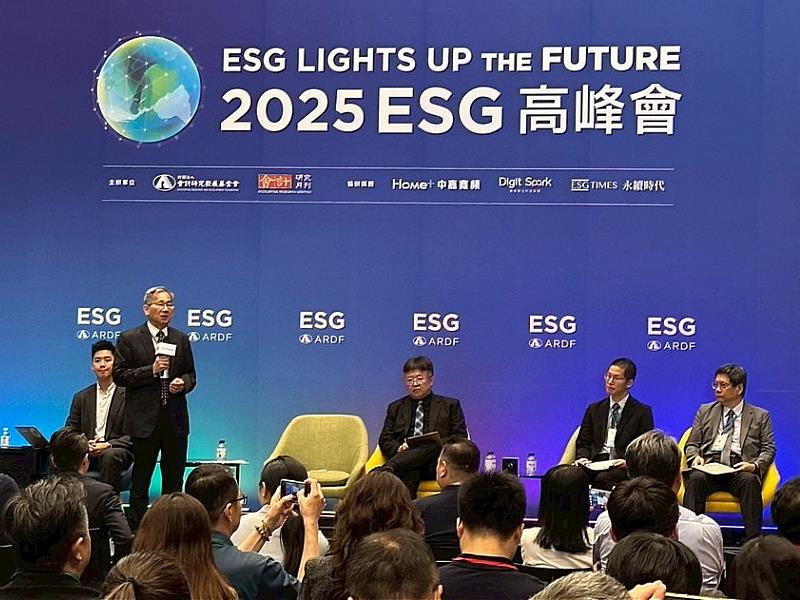 內政部建築研究所所長王榮進(左2)於2025 ESG高峰會B論壇發表「淨零建築的實踐方案」簡報，分享公有建築能效標示與彩繪光電外牆示範成果，呼籲以節能、創能並行推動近零碳建築。