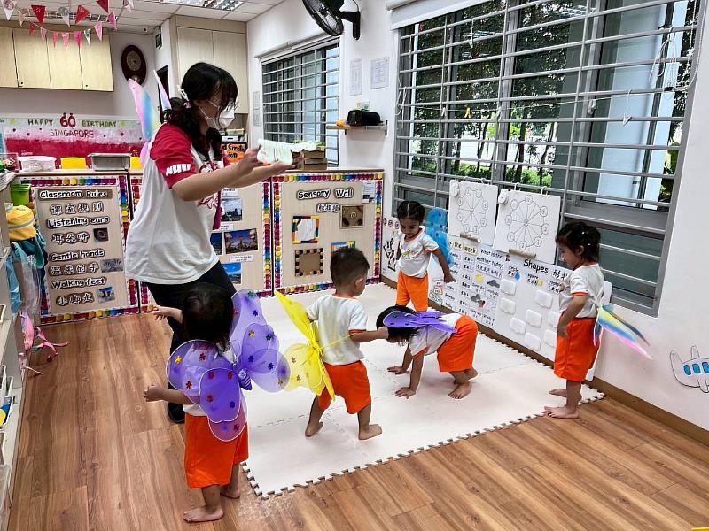 南華大學幼教系赴新加坡實習，廖若妤同學透過昆蟲扮演帶領幼兒學習童謠。