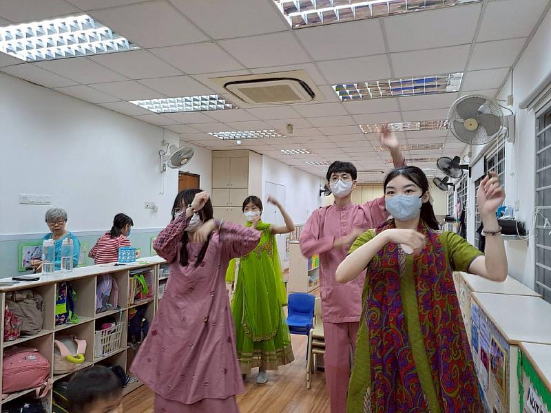 南華大學幼教系赴新加坡實習，配合新加坡種族和諧日，學生們穿上四大種族的衣服，一同跳舞和帶領幼兒闖關，品嚐不同種族的食物。
