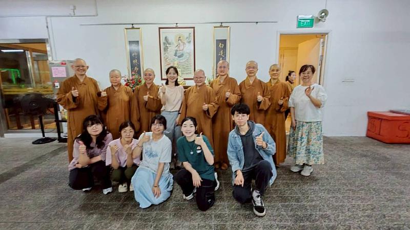 南華大學幼教系赴新加坡實習，新加坡佛光山住持同時也是慈愛幼兒學校負責人妙穆法師(後排左5)，帶領道場法師一起迎接南華師生。