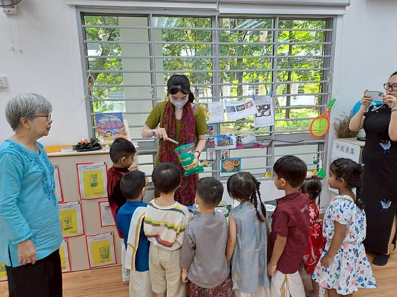 南華大學幼教系赴新加坡實習，黃芷姗同學穿著印度服飾，為幼兒介紹印度相關的傳統物品、零食以及服裝，與小朋友們歡慶種族和諧日活動。