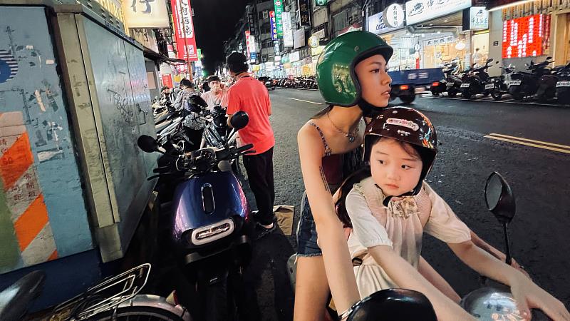 《左撇子女孩》以臺北喧騰的夜市為背景，細膩描繪一段跨越三代母女的動人篇章。（左撇子女孩電影製作有限公司提供）