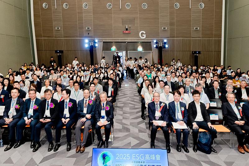 國立中央大學與財團法人會計研究發展基金會舉辦「2025 ESG高峰會」,與會貴賓合影。