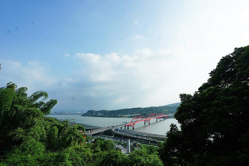 育才樓外全部房間均設有對外窗,可遠眺關渡大橋,景色優美。