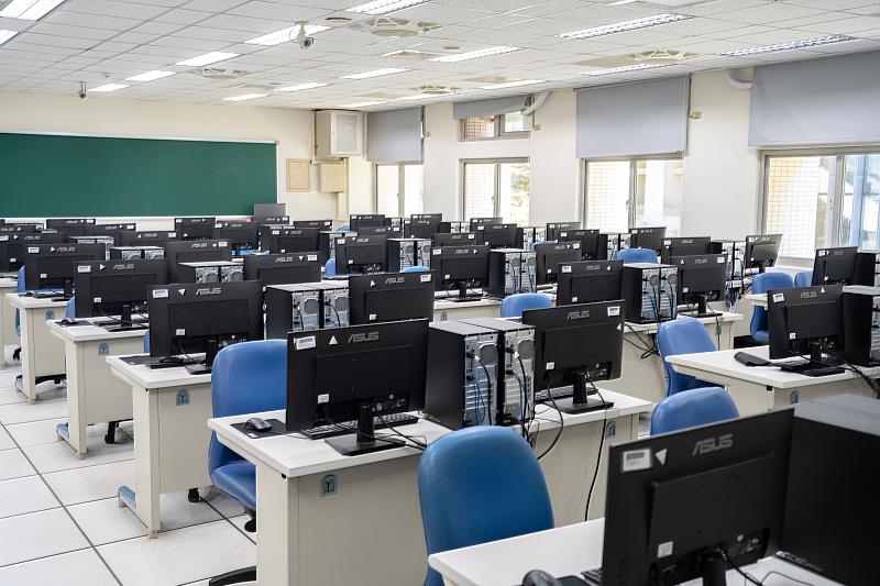 AI PC實驗室專注於探索與最佳化AI 實際應用場景，期許成為 AI 教育的示範據點。