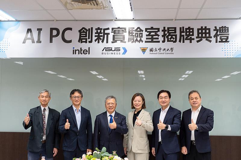 中央大學AI PC創新實驗室揭牌典禮，左至右：中央大學蘇木春院長、群聯電子潘健成執行長、中央大學蕭述三校長、英特爾台灣區莊蓓瑜總經理、華碩聯合科技林福能董事長、中央大學資工系孫敏德主任。