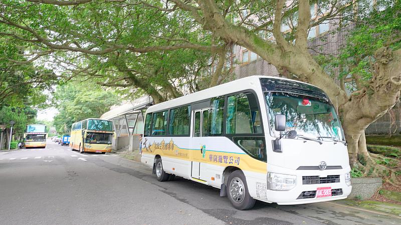 育才樓座落於竹圍捷運站生活圈，交通便利。學生可免費搭乘北投線專車往返文化大學校園，省時又省力。