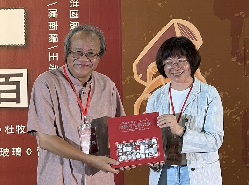 黃瓊瑩館長贈書策展人蕭瓊瑞教授