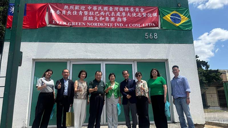 徐佳青訪視長青實業公司，董事長洪慈和親自接待