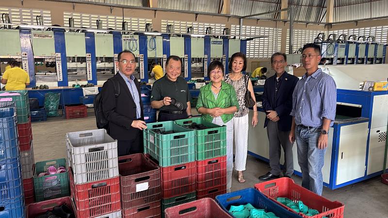 徐佳青訪視臺商總會長林幸昭經營的製鞋工廠