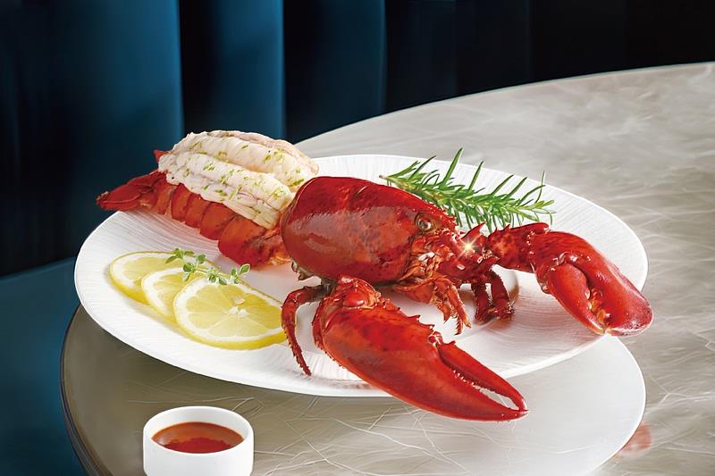 讓愛的熱度延燒,夏慕尼9月推出平日限定,拍下照片並上傳社群平台,標註註定愛你,可獲贈波士頓龍蝦。