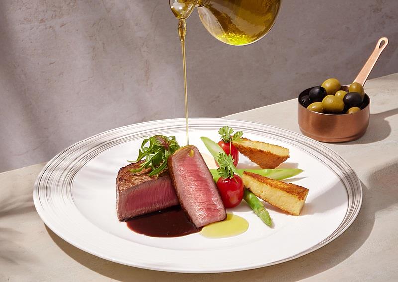 王品牛排與義籍主廚推出聯名限定菜,呈現浪漫南義風味,為戀情加溫。