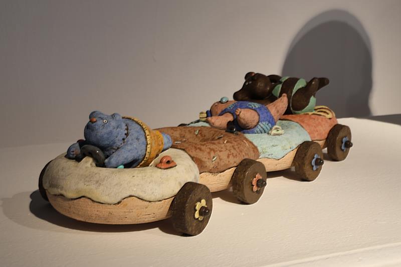 《四倍甜甜》像是一列奇趣小火車，上面躺著幾隻慵懶地伸展、翻滾的「小怪獸」，享受自在的旅程。