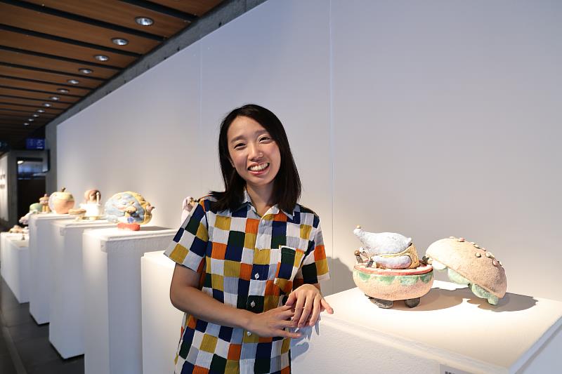 陶藝家施姵伃擅用兒童插畫式風格呈現陶藝作品，結合甜點、交通工具、小怪獸等療癒元素，為作品注入趣味與驚喜。