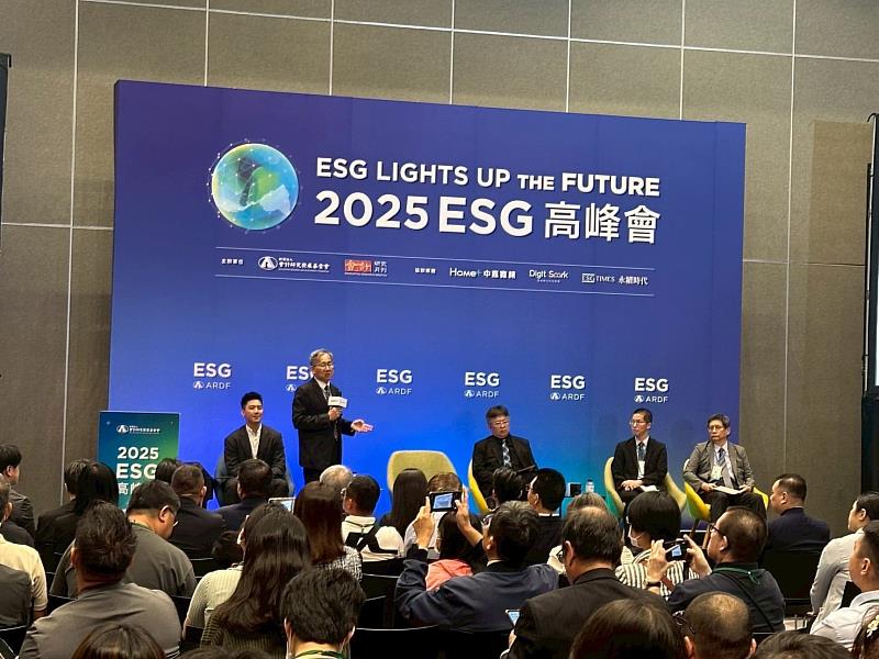 2025 ESG高峰會「碳權驅動ESG商機－臺灣建築產業的能源轉型與新價值」論壇現場，內政部建築研究所所長王榮進（立者）發表「淨零建築的實踐方案」，並與環境部氣候署、內政部國土署、工研院等代表同台對談，吸引現場眾多貴賓與媒體關注。