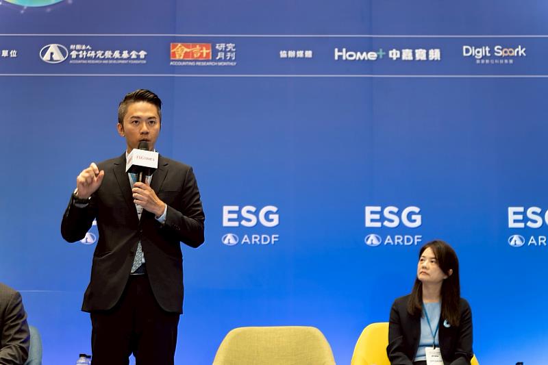 2025 ESG高峰會「碳權驅動ESG商機－臺灣建築產業的能源轉型與新價值」論壇現場，中小企業信用保證基金會郭裕信總經理（立者）發表「信保如何支援綠建築轉型」，希望信保基金能成為企業邁向數位與永續轉型的重要後盾，攜手共創下一個榮景，並與凱基銀行、建築師公會、建商等代表同台對談，吸引現場貴賓與媒體關注。