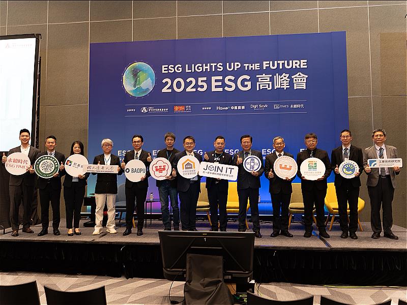 2025 ESG高峰會「碳權驅動ESG商機-臺灣建築產業的能源轉型與新價值」專題研討會貴賓合影。與會人士包括：中華民國商業總會理事長許舒博(右5)、在一起永續科技董事長薛煒立董事長(右6)、內政部建築研究所所長王榮進(右4)、內政部國土署副署長徐燕興(右3)、環境部氣候署組長蘇意筠(右2)、工研院副所長鄭名山(右1)、國立清華大學永續學院院長范建得(左4)、中華民國都更危老重建協會理事長楊謙柔(左7)、中小企業信保基金會總經理郭裕信(左2)、凱基銀行資深副總經理李禧宜(左3)、寶舖建設副總陳松林(左5)、中華民國全國建築師公會代表詹世偉建築師(左6)，以及ESG TIMES執行長費聿德(左1)。