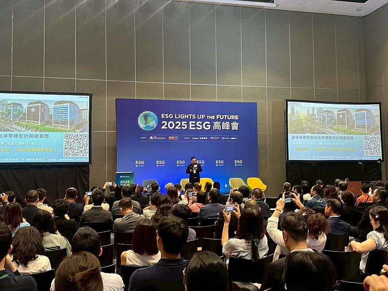 在一起永續科技董事長薛煒立於2025 ESG高峰會B論壇進行TED演講，發表「外牆即資產」新模式，分享彩繪光電技術如何讓建築外牆兼具發電、隔熱與美學價值，並透過廣告收益與碳權創造循環經濟，引起現場與會者高度關注。