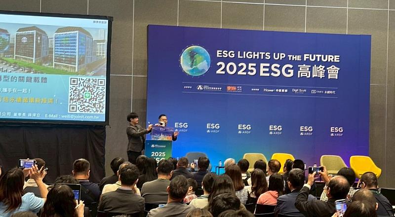 在一起永續科技董事長薛煒立(右1)於2025 ESG高峰會B論壇進行TED演講，發表「外牆即資產」新模式，分享彩繪光電技術如何讓建築外牆兼具發電、隔熱與美學價值，並透過廣告收益與碳權創造循環經濟，現場展示可撕膜更換技術，引起現場與會者高度關注。