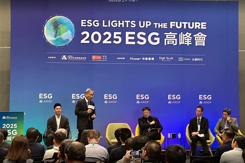 2025 ESG高峰會「碳權驅動ESG商機－臺灣建築產業的能源轉型與新價值」論壇現場，內政部建築研究所所長王榮進（立者）發表「淨零建築的實踐方案」，並與環境部氣候署、內政部國土署、工研院等代表同台對談，吸引現場眾多貴賓與媒體關注。