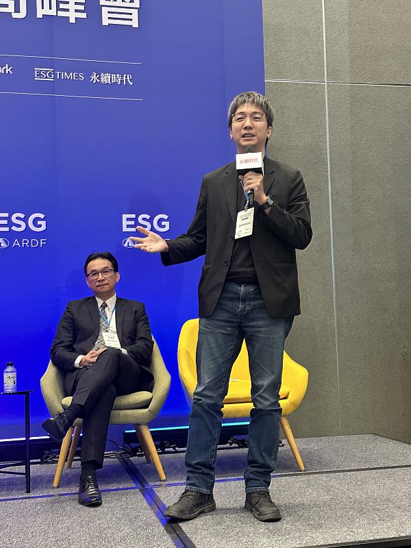 2025 ESG高峰會「碳權驅動ESG商機－臺灣建築產業的能源轉型與新價值」論壇現場中，中華民國全國建築師公會代表詹世偉建築師(立者)說明「法規與設計整合建議」，建築產業結合產官學合作，運用AI科技與創新，推動永續建築，實現淨零與產業升級，讓臺灣在全球永續建築的潮流中，佔有一席之地。