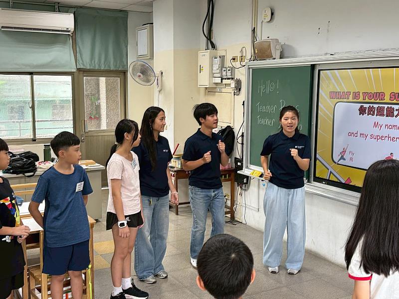 嘉義市辦理美籍學人培訓及趣味體驗營 學童化身創意英雄說英語